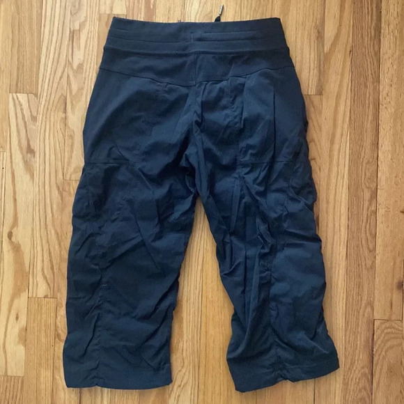 Lululemon sz 6 Studio Crop Coal (black) for yoga excellent pre owned condition - Picture 12 of 14